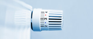 Nahaufnahme eines Heizkörper-Thermostats mit eingestellter Temperatur – Symbol für Heizkosten, Energieverbrauch und gesetzliche Vorgaben rund um das Heizen.
