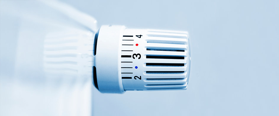 Nahaufnahme eines Heizkörper-Thermostats mit eingestellter Temperatur – Symbol für Heizkosten, Energieverbrauch und gesetzliche Vorgaben rund um das Heizen.