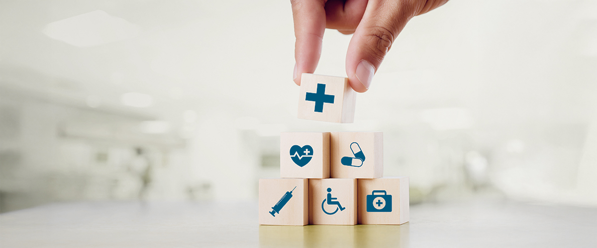 Symbolbild für Gesundheitsvorsorge und Krankenversicherungen: Medizinische Icons wie Kreuz, Medikamente und Pflege stehen für umfassenden Schutz.